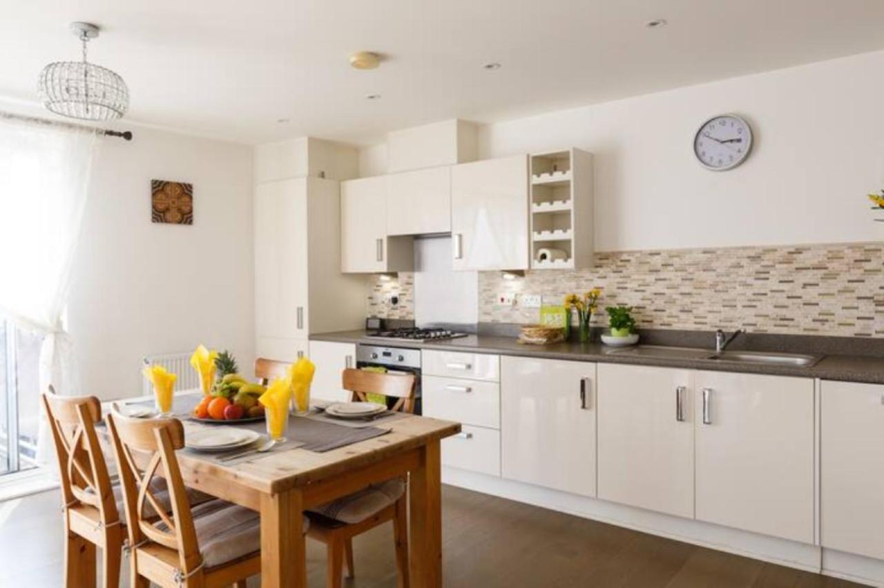 Contemporary Trumpington: Modern Apartment with Parking, Terrace & Hospital Proximity Cambridge  Exterior photo