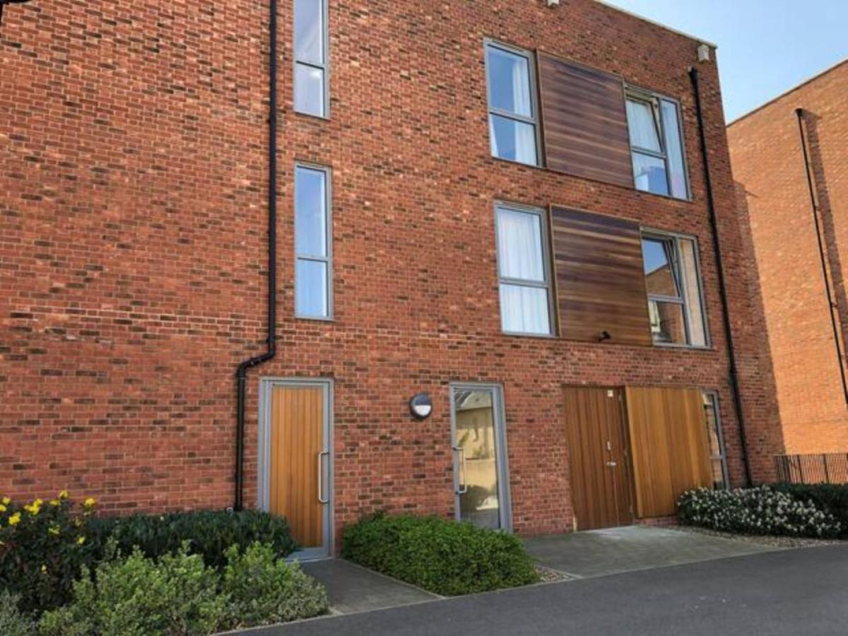 Contemporary Trumpington: Modern Apartment with Parking, Terrace & Hospital Proximity Cambridge  Exterior photo