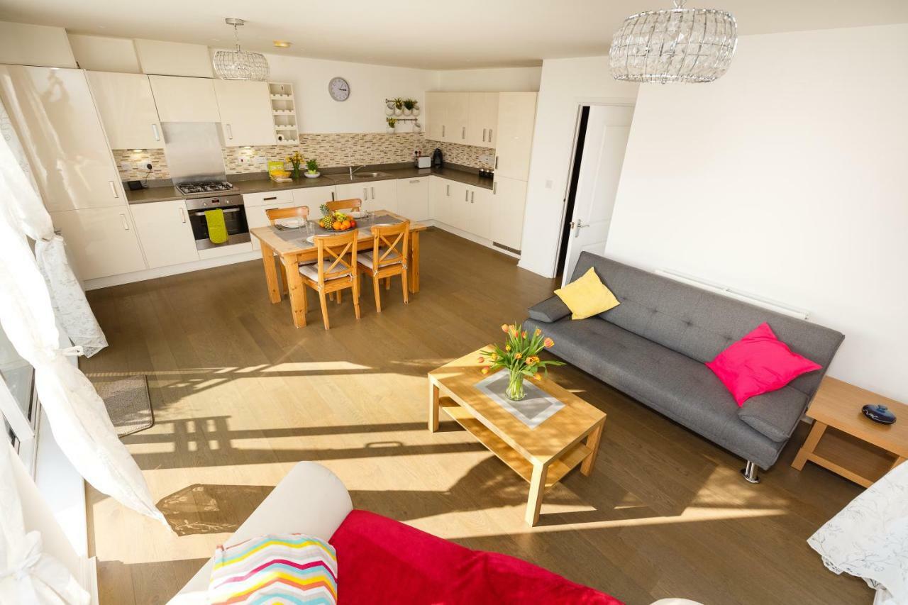 Contemporary Trumpington: Modern Apartment with Parking, Terrace & Hospital Proximity Cambridge  Exterior photo