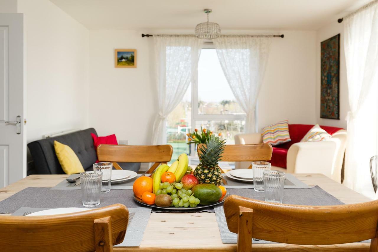 Contemporary Trumpington: Modern Apartment with Parking, Terrace & Hospital Proximity Cambridge  Exterior photo