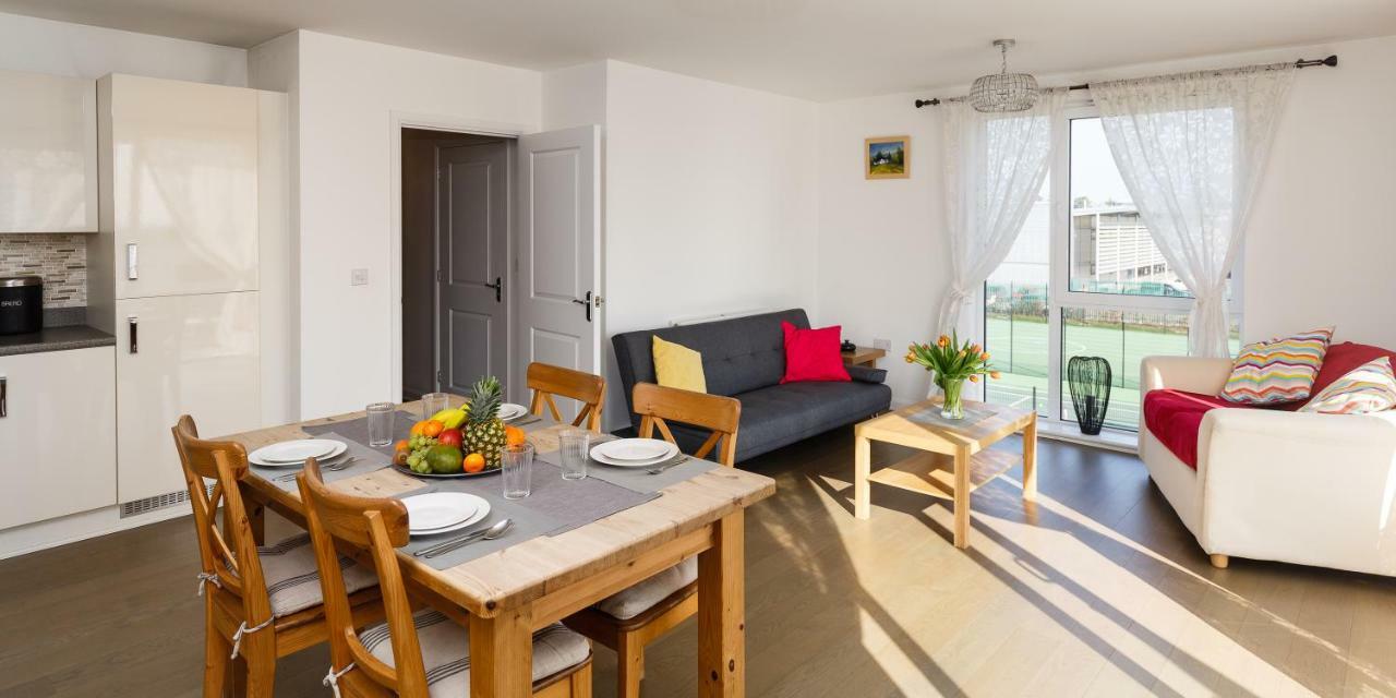 Contemporary Trumpington: Modern Apartment with Parking, Terrace & Hospital Proximity Cambridge  Exterior photo
