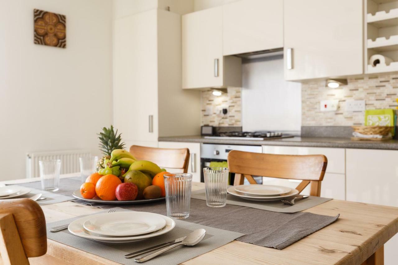 Contemporary Trumpington: Modern Apartment with Parking, Terrace & Hospital Proximity Cambridge  Exterior photo