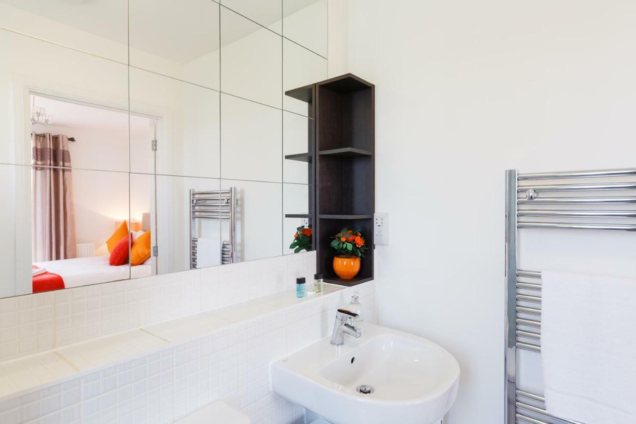 Contemporary Trumpington: Modern Apartment with Parking, Terrace & Hospital Proximity Cambridge  Exterior photo