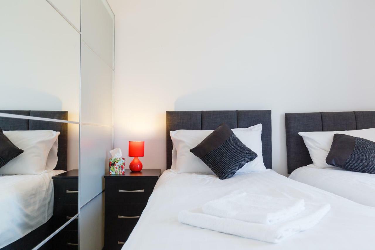 Contemporary Trumpington: Modern Apartment with Parking, Terrace & Hospital Proximity Cambridge  Exterior photo