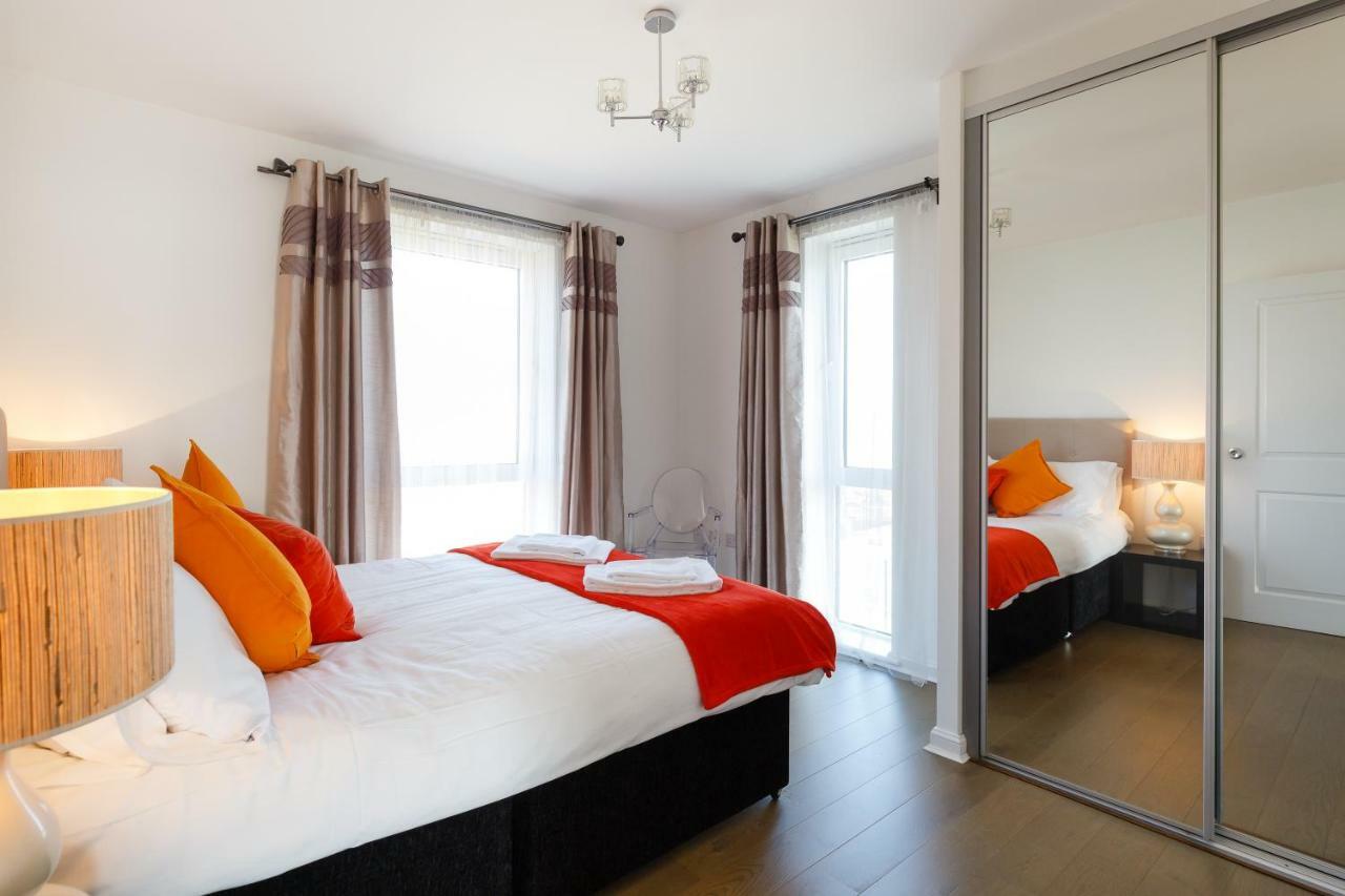 Contemporary Trumpington: Modern Apartment with Parking, Terrace & Hospital Proximity Cambridge  Exterior photo