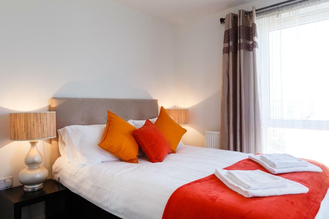 Contemporary Trumpington: Modern Apartment with Parking, Terrace & Hospital Proximity Cambridge  Exterior photo