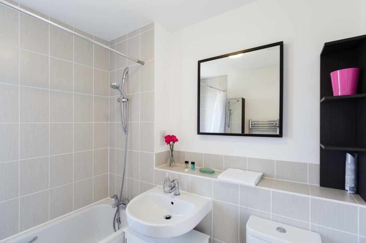 Contemporary Trumpington: Modern Apartment with Parking, Terrace & Hospital Proximity Cambridge  Exterior photo